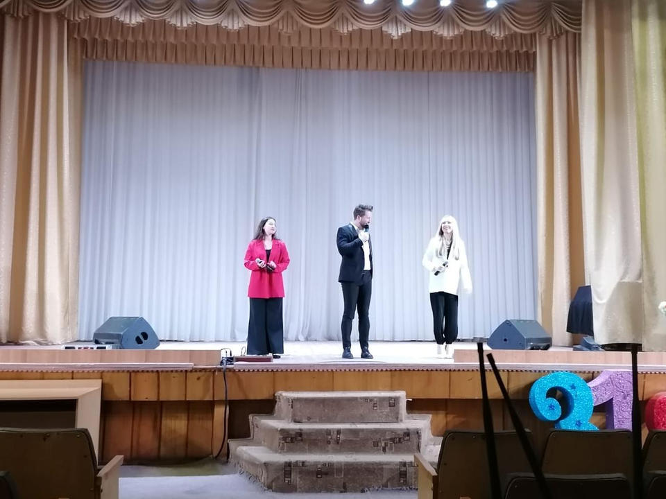 Солисты ЭДА «Экспресс-бэнд» выступили для жителей ЛНР и ДНР Солисты ЭДА «Экспресс-бэнд» выступили для жителей ЛНР и ДНР